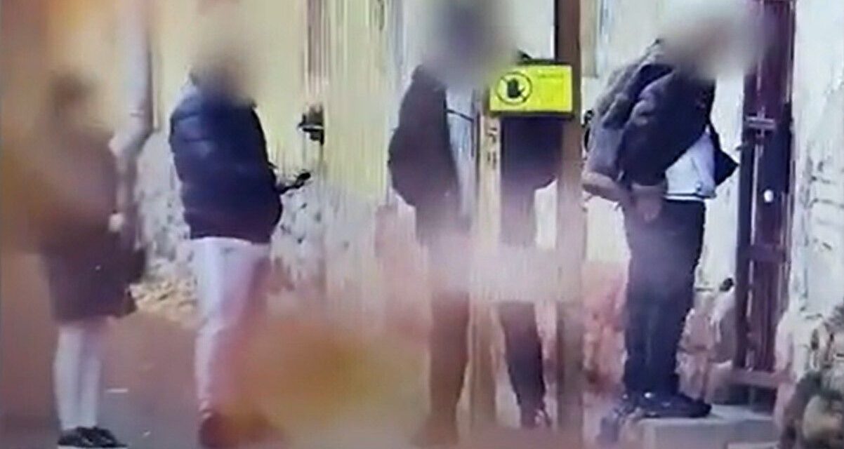 Az utcán álltak sorban a vevők egy budapesti ház előtt, hogy kristályt  vegyenek egy díler alsónadrágjából | Kékvillogó